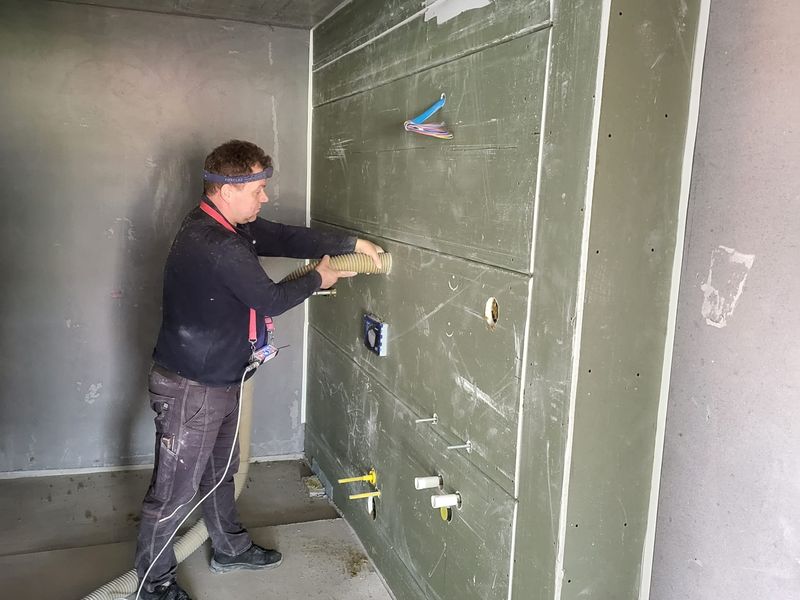 Einblasen von Dämmung in eine Wand