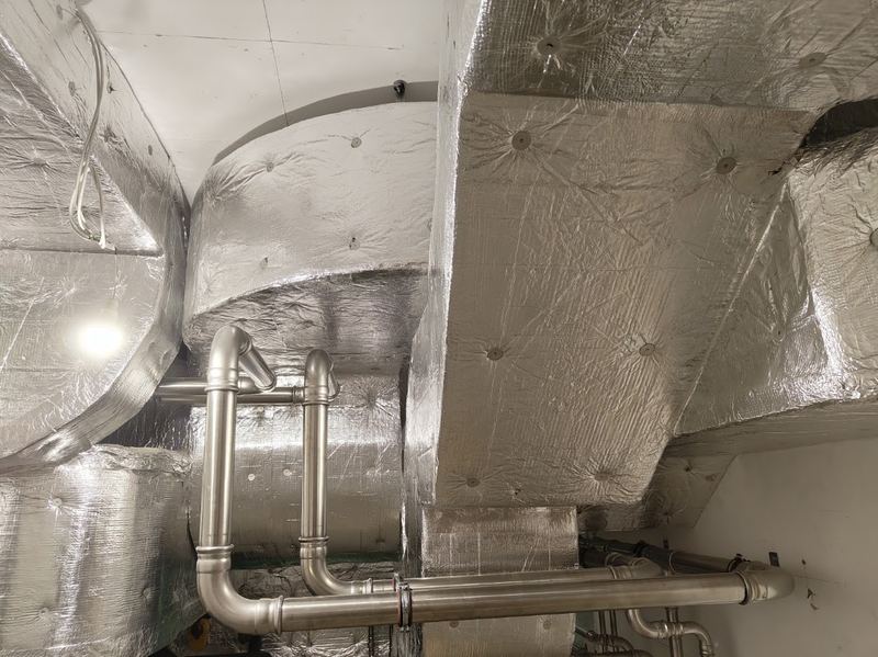 Detail einer Lüftungs­anlage