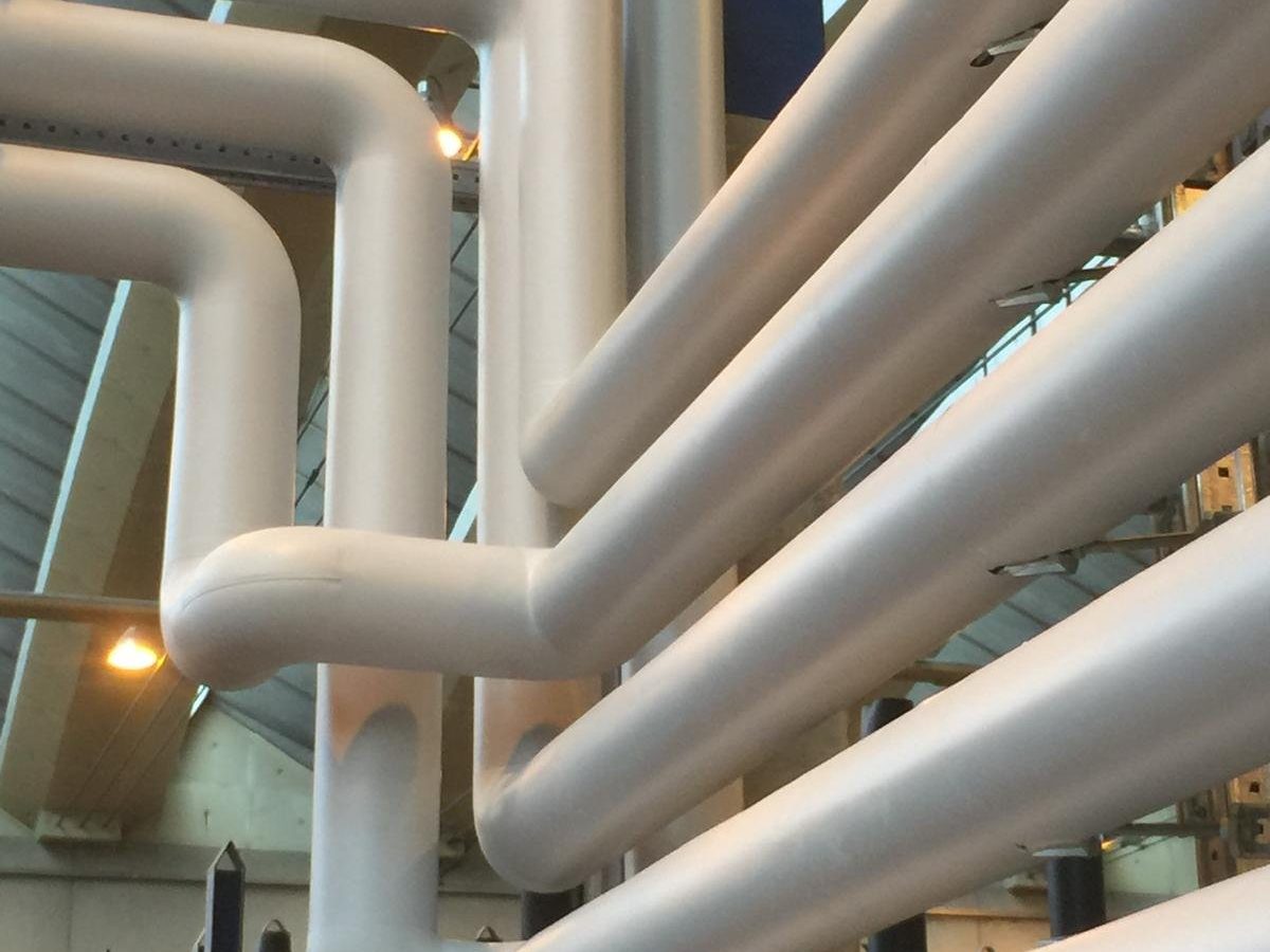 Isolierte Rohrleitungen mit Bögen in einer Industriehalle