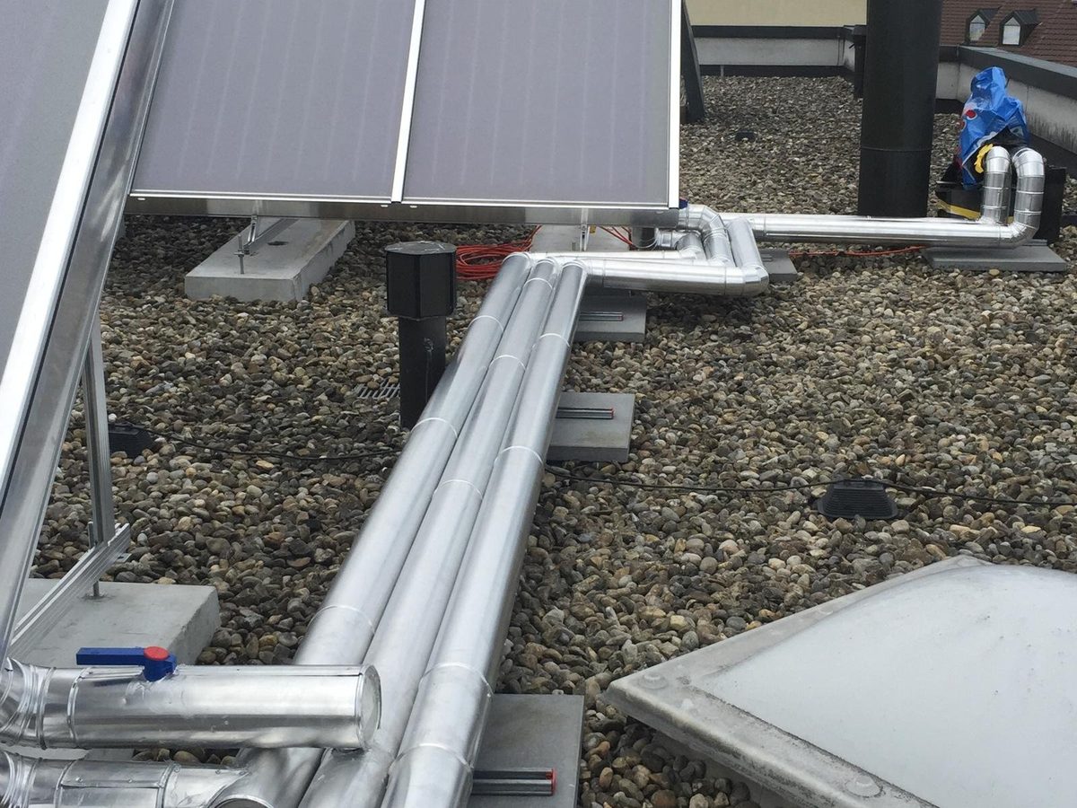 Isolierte Solarleitungen mit Kollektoren auf einem Flachdach